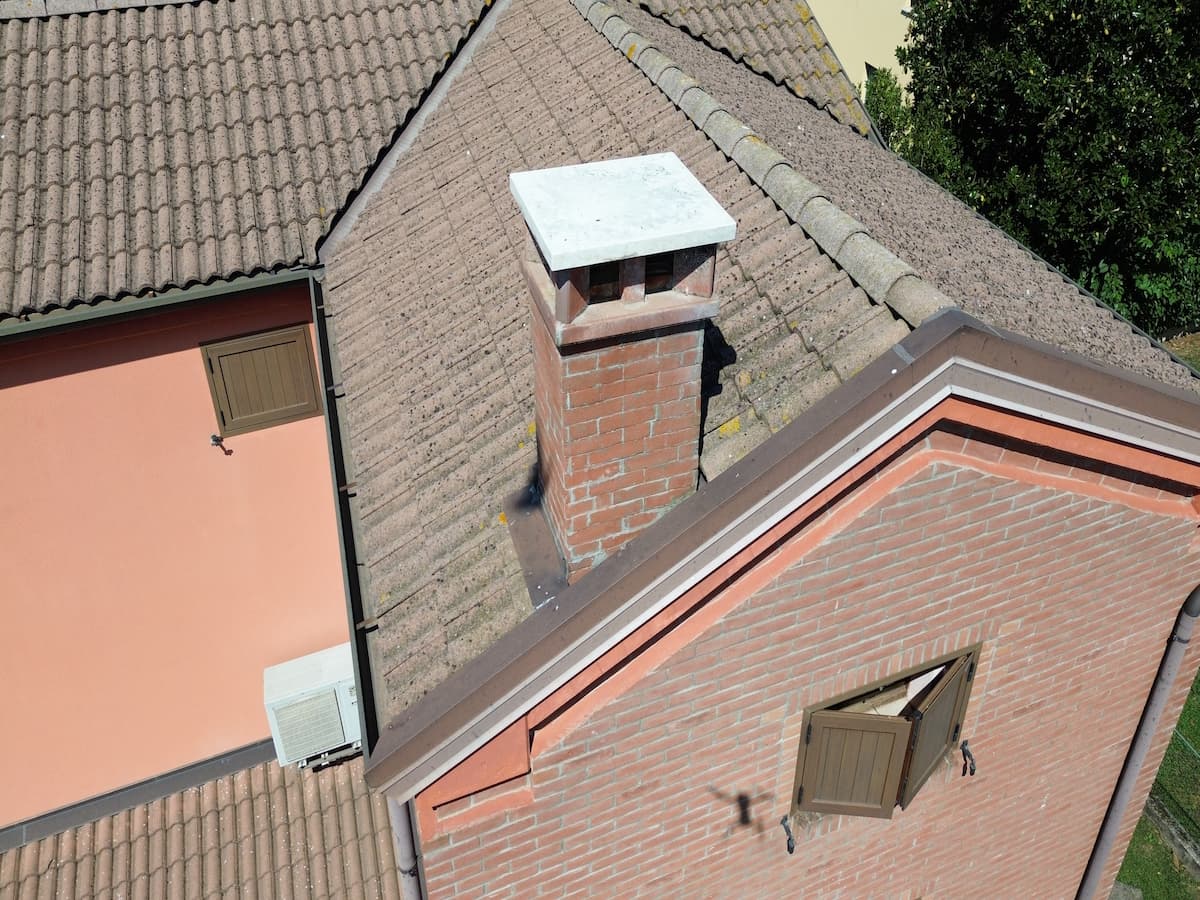 Camino in mattoni e tegole invecchiate viste dal drone