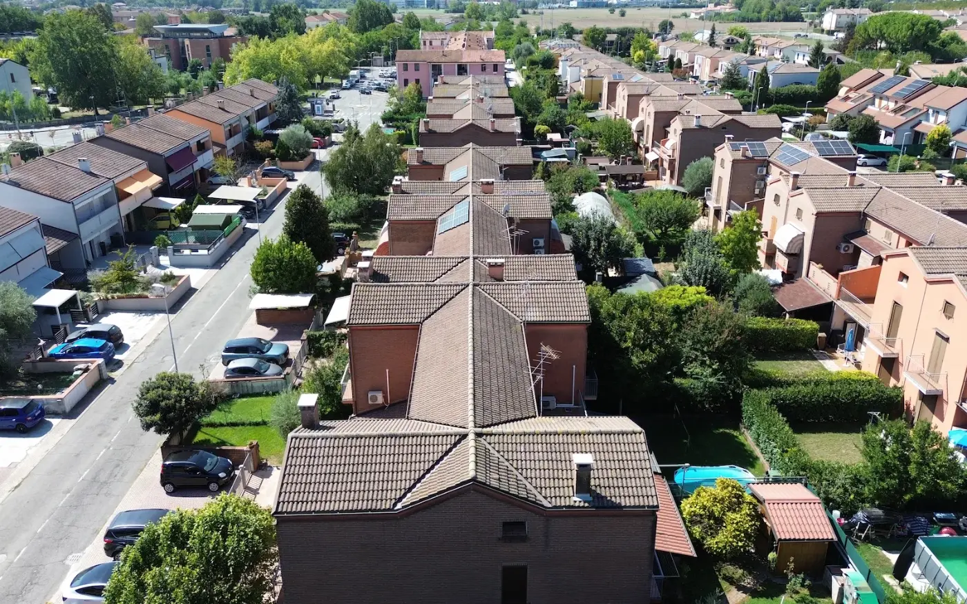 Vista dal drone di una schiera di abitazioni con tetti in coppi a Mantova