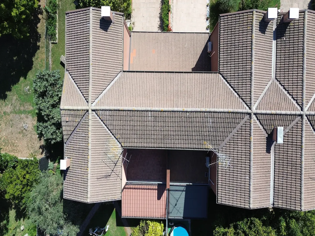 Dettaglio ravvicinato del manto di copertura in coppi ripreso dall'alto